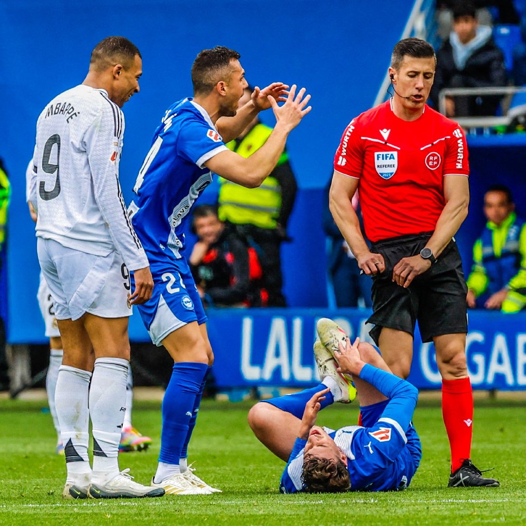 皇马与马竞球员发生冲突,裁判难以控制局面 皇马与马竞球员发生冲突,裁判难以控制局面