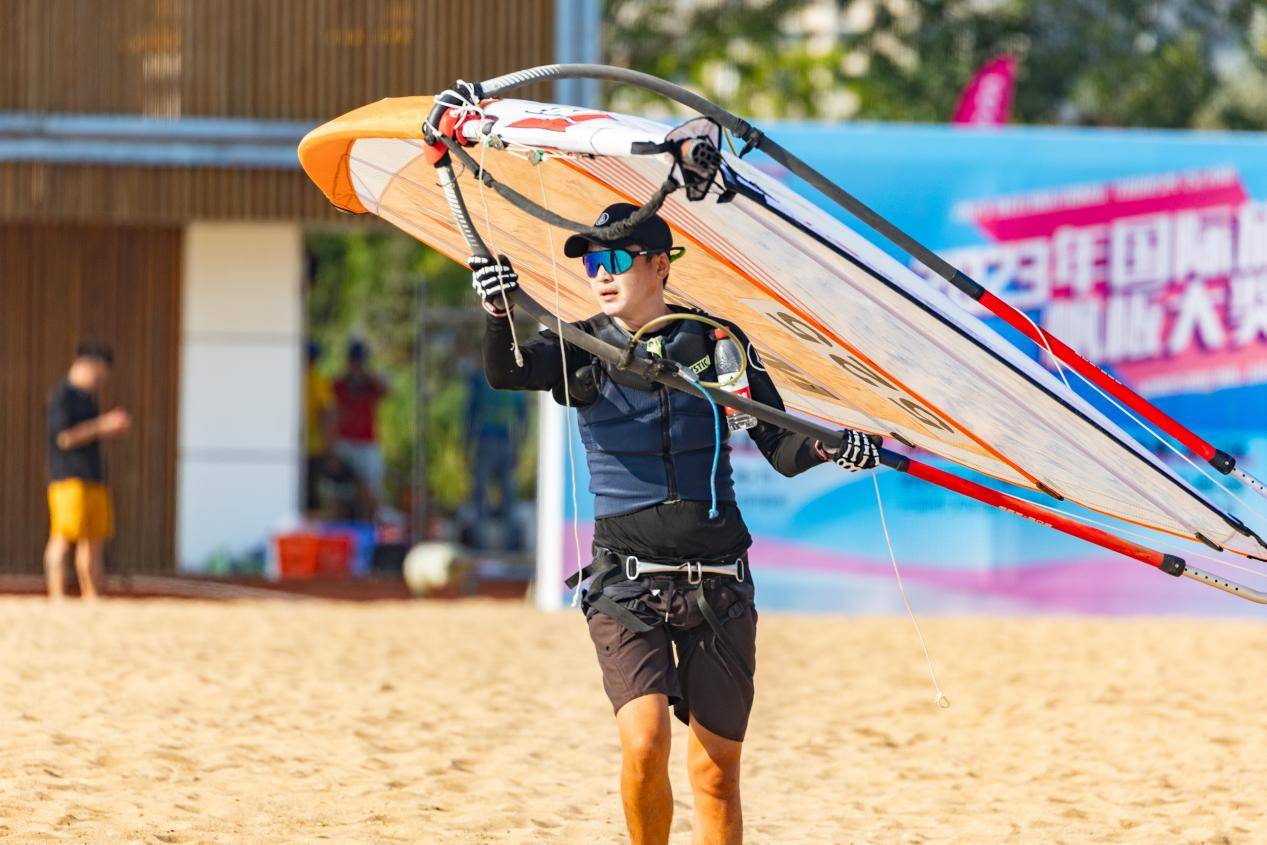 新西兰选手获得帆板比赛金牌 新西兰选手获得帆板比赛金牌