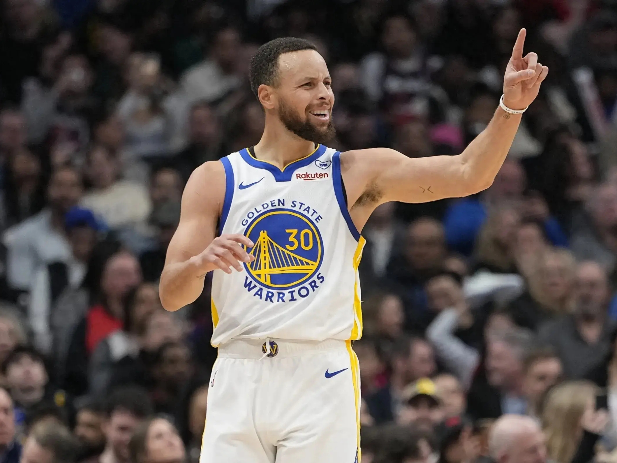 关于勇士战胜独行侠，库里再度炸裂砍下40分的信息