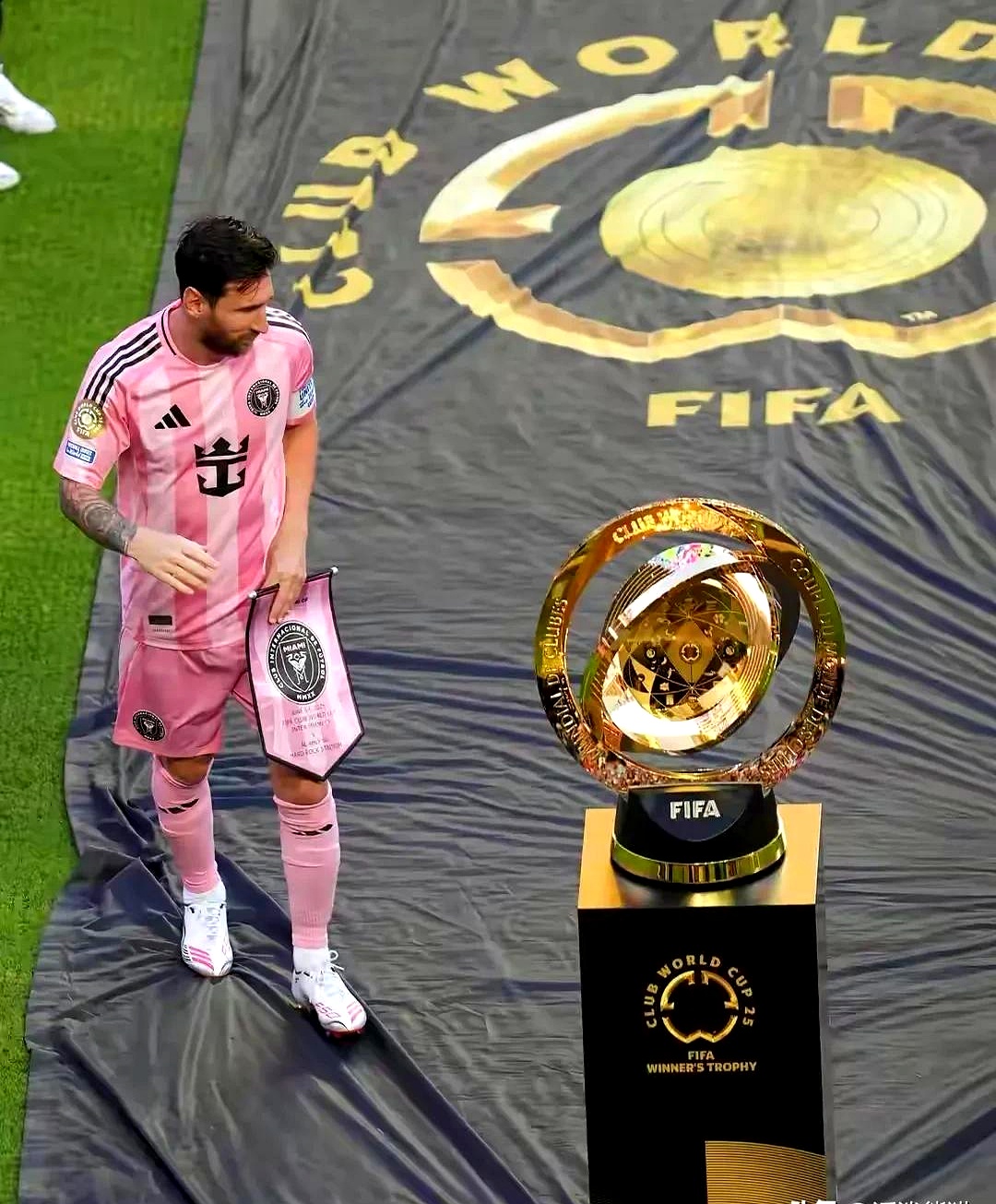 巴西前锋梅开二度神勇斩获胜利