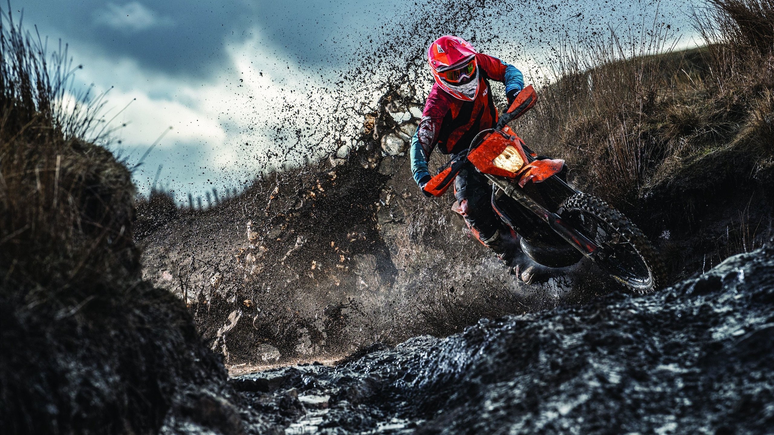 当亚平宁的绿茵遇见天山下的篮筐，一场跨越时空的焦点战